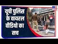 UP Police ने ऑन कैमरा युवक के सीने में मारी ग�