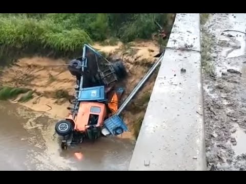 Un camión cayó al vacío desde en puente de la Ruta 18