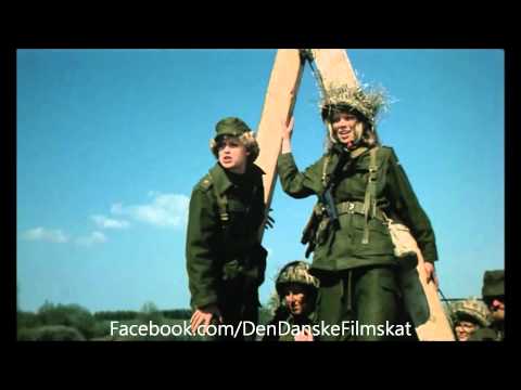 Piger i trøjen 2 (1976) - Vasby (Dirch) demonstrerer svævebanen