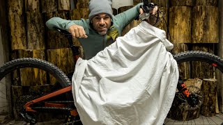 Sentiero per escursionisti esperti con bici nuova