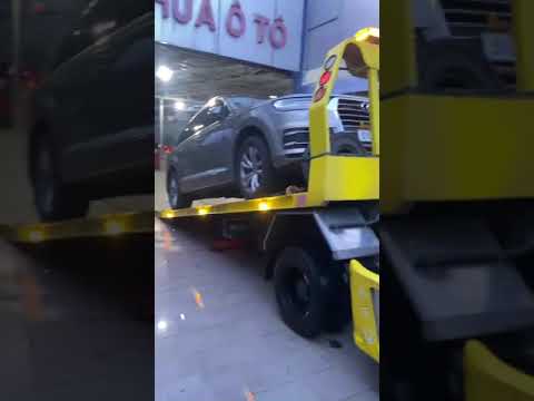 Đội ngũ nhân viên Cứu hộ giao thông Chí Bảo xử lý hạ xe khi kéo về gara