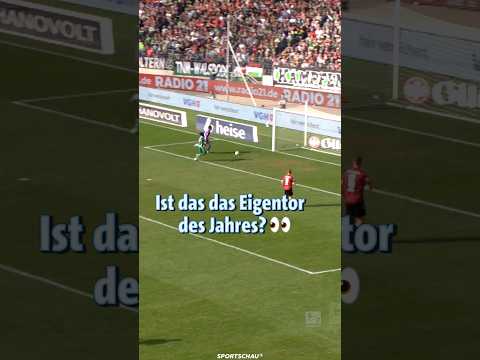 Fast-Eigentor des Jahres !? 😶 | Sportschau Fußball #shorts
