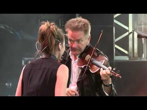 Lars Lilholt Band - Fandens Fiol fra Jelling festivals storskærm 2014