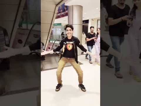 maine ek baar nahi baar baar dekha hai | reels | viral dance in public #ytshorts #zidaanshahidaly