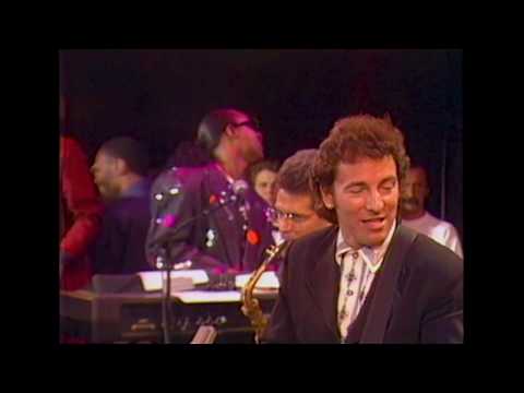 Finale performance of the "Ain't Too Proud To Beg" at the 1989 Induction Ceremony