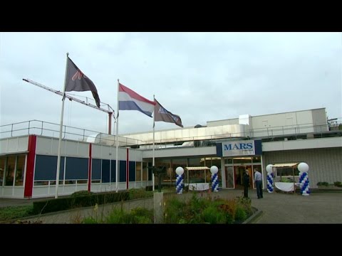 Beelden van de onthulling van het standbeeld bij Mars