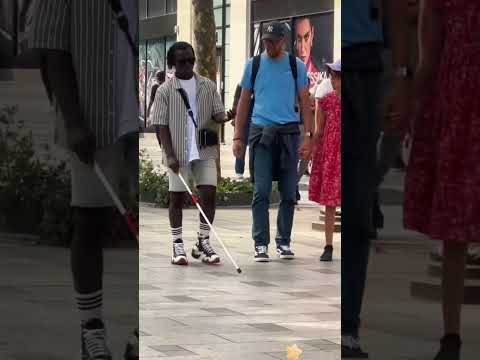 Social experimentr: kindness doesn't needtowait'#socialexperiment #touching #moving #blind#respecta