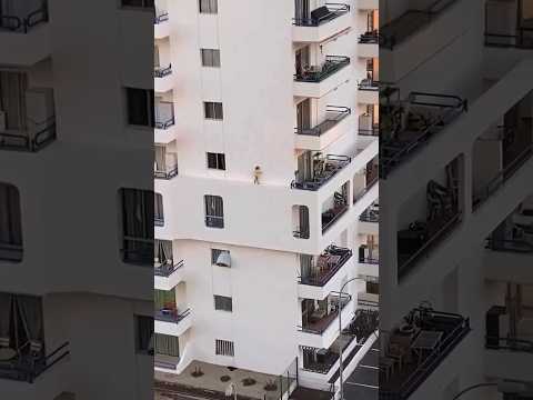 Criança fica sozinha, sai pela janela e caminha pelo parapeito de prédio até outro apartamento