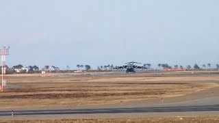 preview picture of video '被災地救援にやってきたアメリカ軍の大型輸送機'