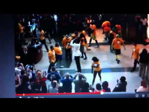 AWESOME Roy Hibbert Flash Mob Gangnam style at Mall PSY Parody NBA Player Basketball
