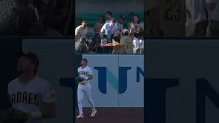 Shohei Ohtani hits the first pitch of the game out of the park ????
