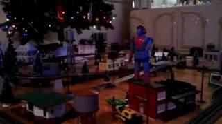 preview picture of video 'Christmas Lionel train layout 2011'