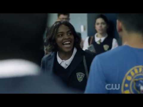 Black Lightning S03E02 - Jennifer breaks up a fight / kicks some ass
