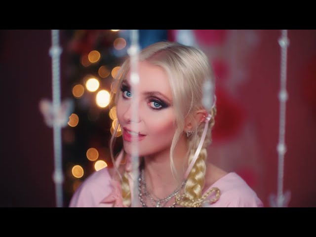 Video zu 'Where Are You Christmas' ansehen