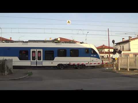 Passaggio a livello con semibarriere di via Pola - Udine / Level Crossing / Spoorwegovergang