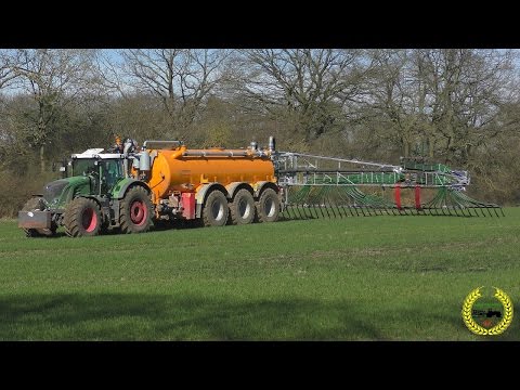 Fendt 939 Vario mit Veenhuis Fass beim Gülle ausbringen mit Schleppschlauch