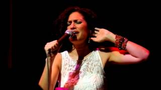 Elena Gadel cantando "tal vez" en la sala B de Luz de Gas