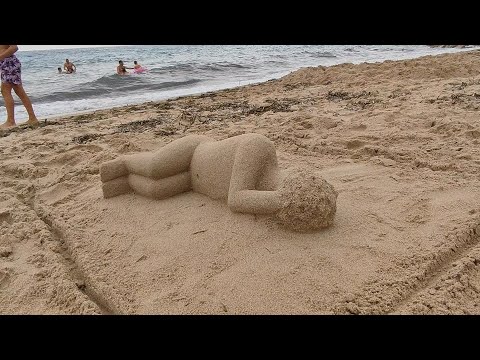 Escultura de arena Miami platja Cala de  Santa Fé   10 de agosto de 2021 Tarragona Catalunya