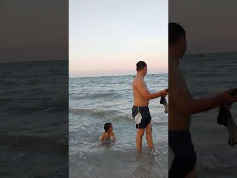 ZAKIA MANDI DI PANTAI