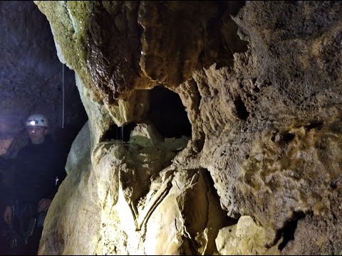 Une initiation à la spéléologie dans la Grotte des Fées de Roquefort