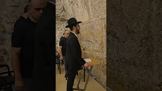 עול מלכות שמיים בכותל המערבי... (הרב רפאל זר) - התמונה מוצגת ישירות מתוך אתר האינטרנט יוטיוב. זכויות היוצרים בתמונה שייכות ליוצרה. קישור קרדיט למקור התוכן נמצא בתוך דף הסרטון