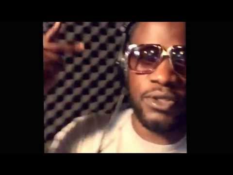 H Magnum | "Posé au studio"