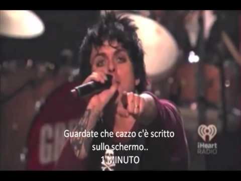 Billie Joe (Green Day) perde la testa e spacca la chitarra al IHeart Radio 2012. SOTTOTILI IN ITA