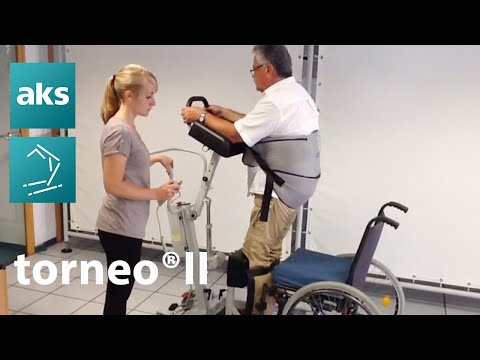 Aufstehlifter torneo II. Transfer vom Rollstuhl zum Bett. Hilfsmittel für die Pflege.