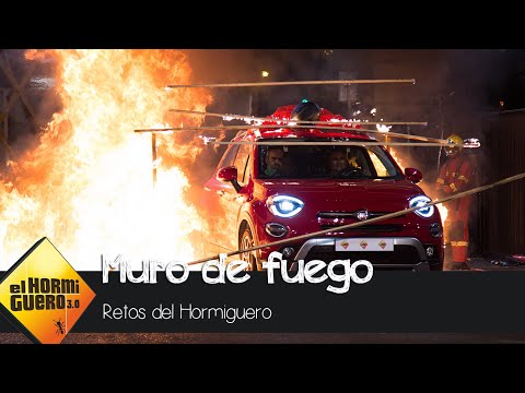 Luis Tosar atraviesa con Pablo Motos un espectacular muro de fuego - El Hormiguero 3.0