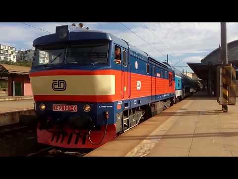 Rozjezd lokomotivy řady 749 121-0 ze stanice Praha hl.n.