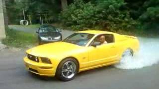 preview picture of video 'huge burnout in my 2005 turbo mustang'