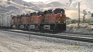 preview picture of video 'Two BNSF trains meet at Caliente, CA / Loads of GEVO's and DASH9's!'