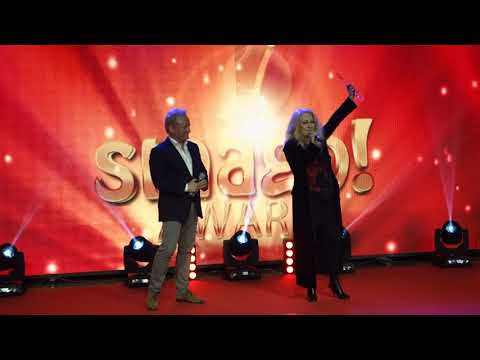 Uwe Hübner überreicht Nicole den Smago Award.50 Jahre ZDF Hitparade.