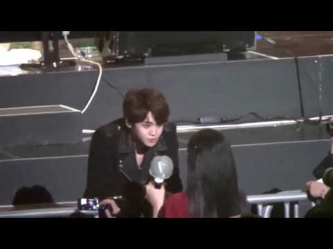 Yoseob B2st BEAST acting cute with Lucky fan
