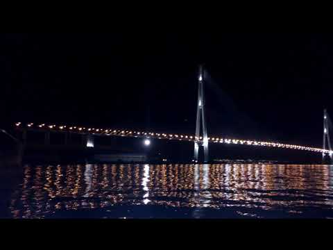 Ночью русский мост с купюры 2000 рублей - Владивосток с моря, выход из порта