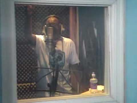 Daddy Freddy recording Big Toes dubplate.MP4