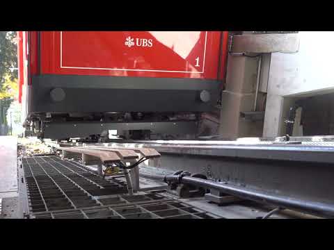 Neue Polybahn Zürich Wagen kommt in die Bergstation Poly funicular Zurich Switzerland Standseilbahn