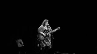 18 Suzie Vinnick - Never Been To Spain