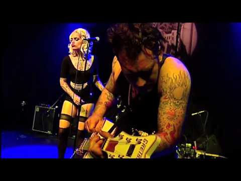 ‪Vinila von Bismark & The Lucky Dados‬ - These boots are made for walking (live)