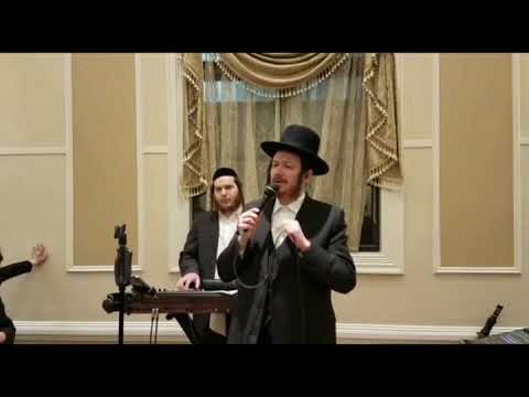 Yoely Freund singing הזן at a wedding