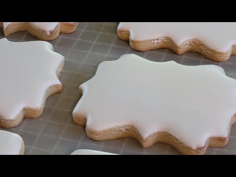 Dipping Sugar Cookies in Royal Icing Made Easy