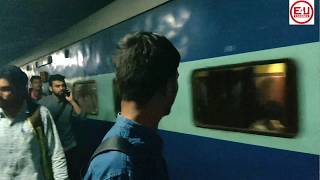 preview picture of video 'Nizamuddin Express Arrives Sagar (Saugor) Railway Station Platform Number 2 !!!'