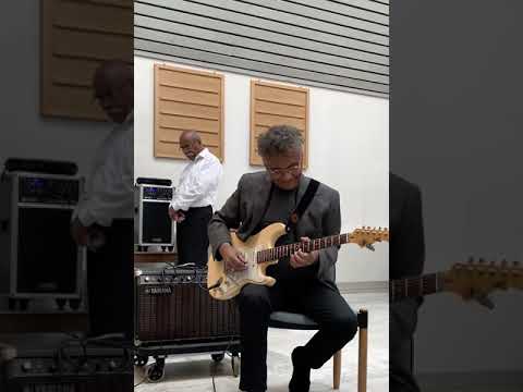 Muzikale intermezzo door Rudy de Queljoe tijdens eredienst 50 jaar GKPM