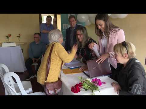 Imágenes del acto de escrituras colectivas de viviendas en departamento de Rocha