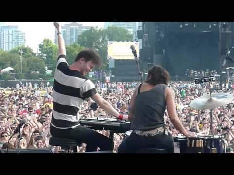 matt and kim @ lolla '10 - better off alone (side stage)