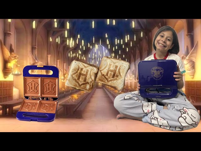 Vídeo relacionado con Uncanny Brands - Tostadora de Harry Potter con 2 rebanadas - Tostadas Harry Potter en su tostada - Divertido aparato de cocina - Compacto y fácil de limpiar