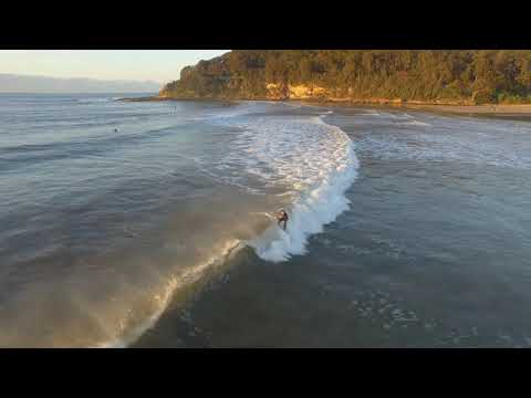 Веселі хвилі вранці на пляжі Уміна