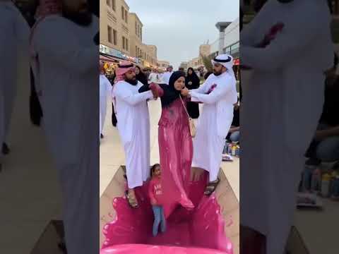 الأم تظنها رسمة… لكن رسام شارع دبي فاجأها! #اكسبلور #دبي #ضحك #funny #shorts