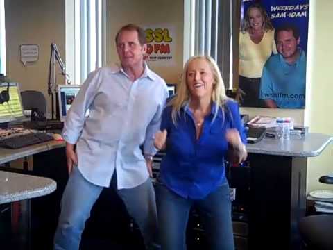 WSSL 100 Ellis & Bradley Show: Chicken Dance Competition!