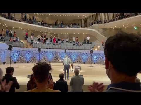 Caetano Veloso dances, Elbphilharmonie, Hamburg, 2021-08-26